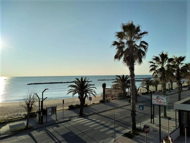 Appartamento Alighieri Primissima Fila Mare Martinsicuro Buitenkant foto